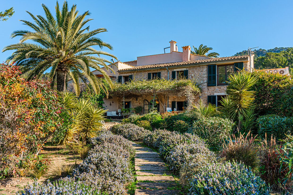 Idyllic finca on the outskirts of Andratx with mountain views